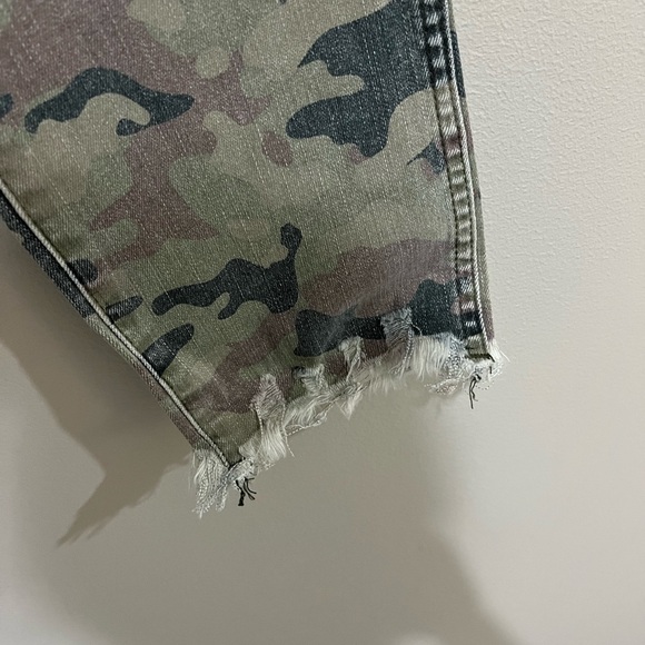 Kut from the Kloth Reese Fab Ab Ripped Camo Print High Waist Jeans Size 2 - Picture 5 of 8